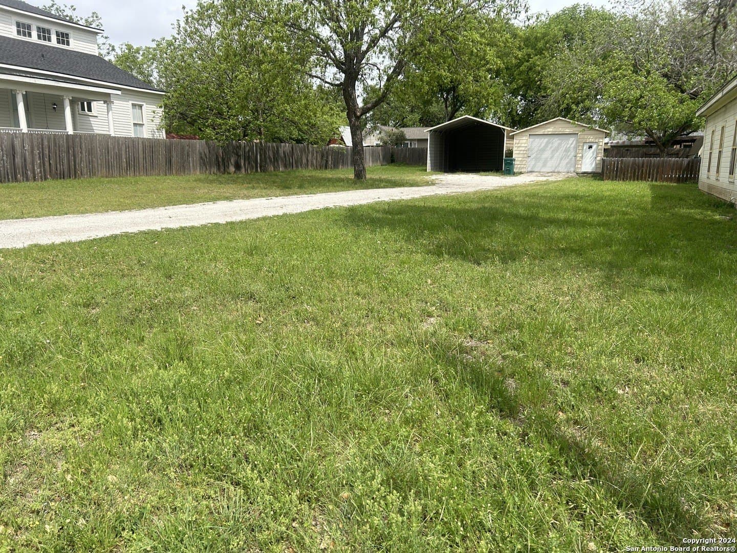 410 E Bandera