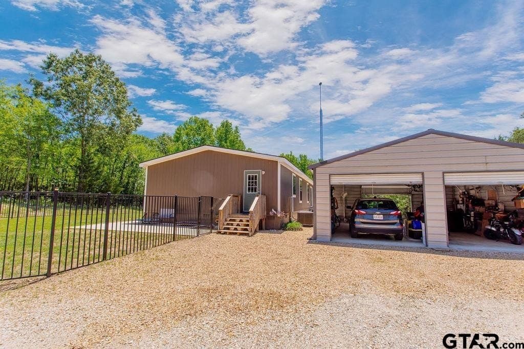 10 acres in Smith County - photo 35