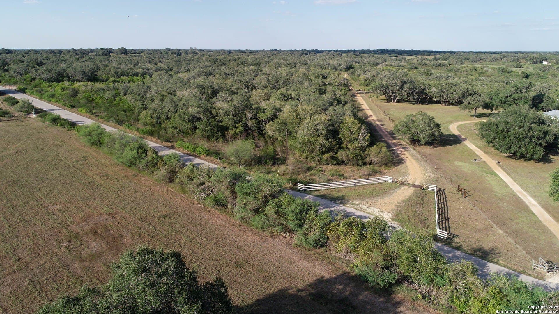 41.57 acres in De Witt County - photo 4