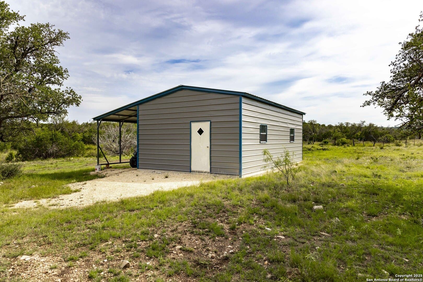 25.66 acres in Edwards County - photo 3