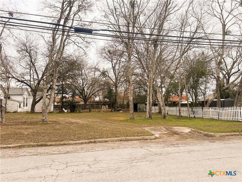 0.14 acres in Gonzales County - photo 2
