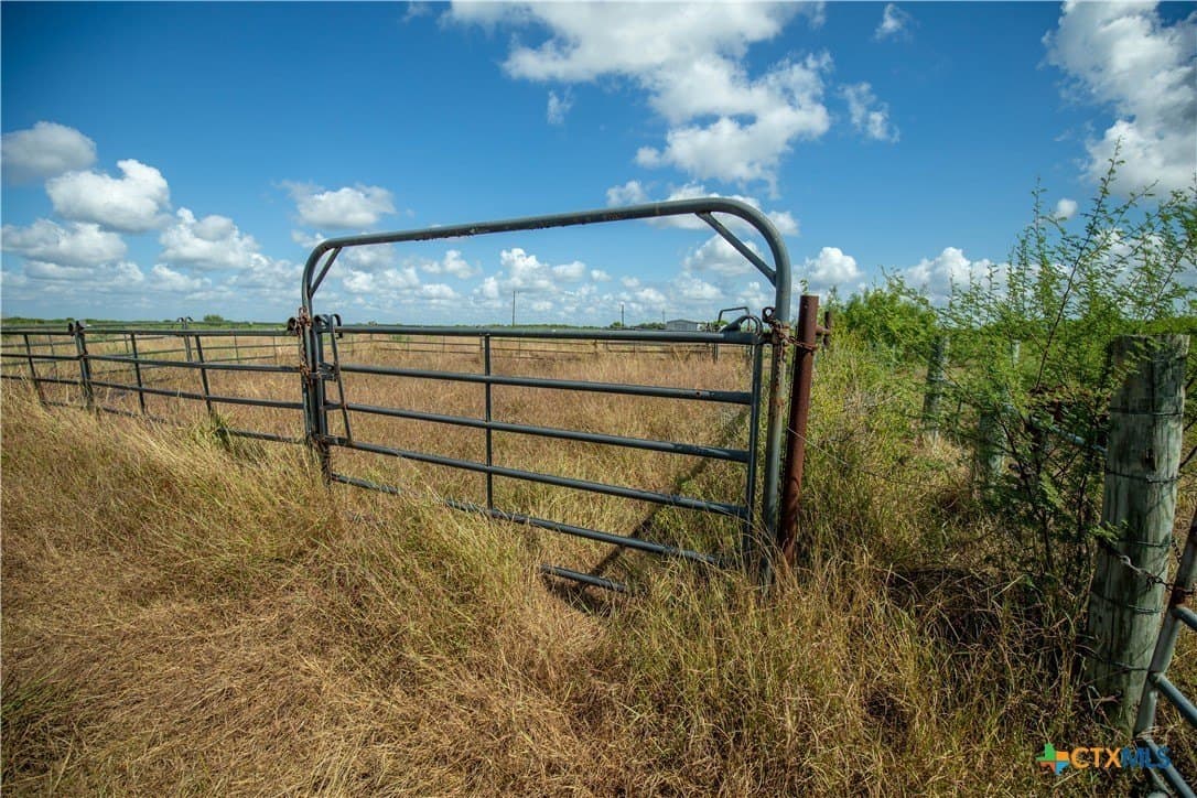161.72 acres in Refugio County - photo 24