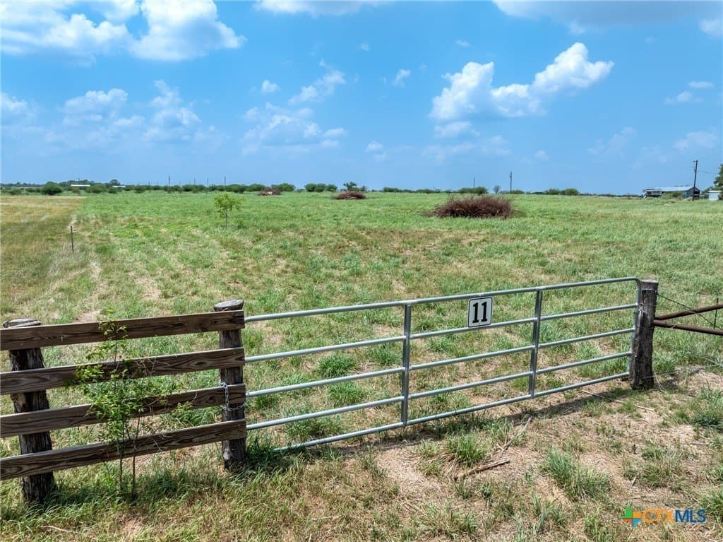4 acres in Gonzales County - photo 2