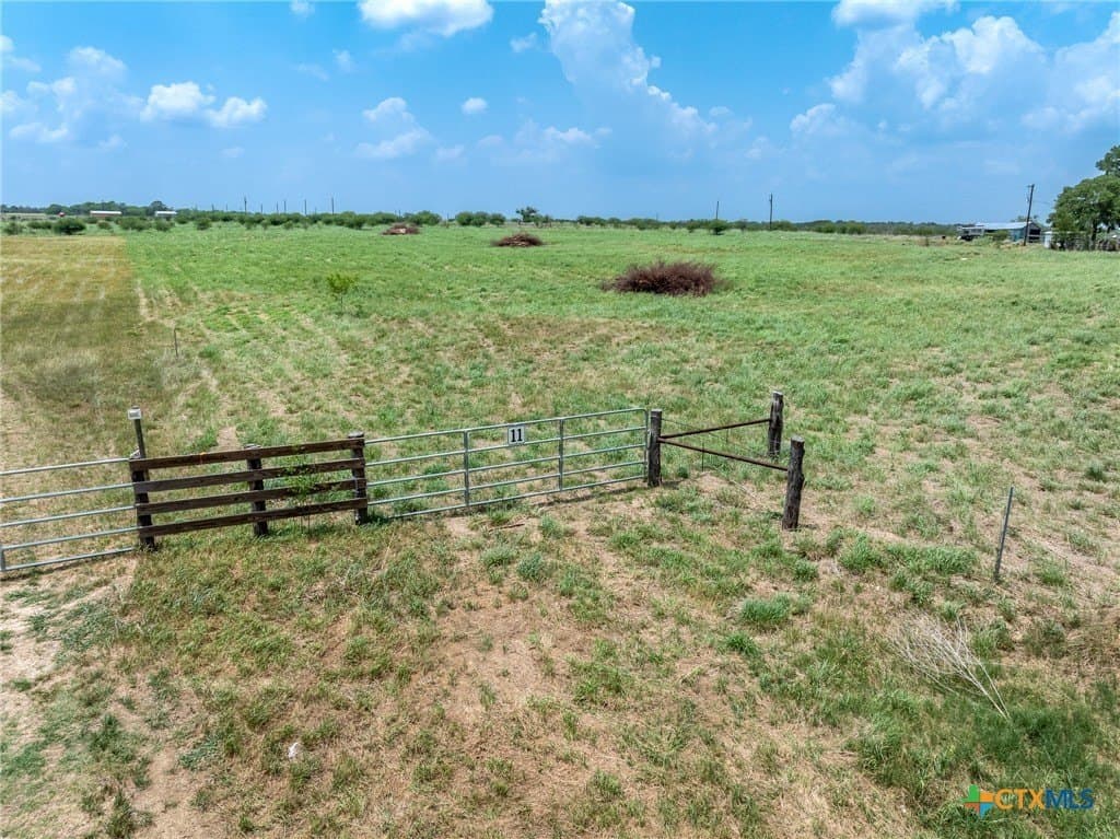 4 acres in Gonzales County - photo 3