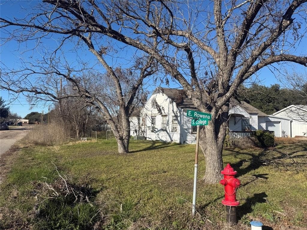 402 E Rowena