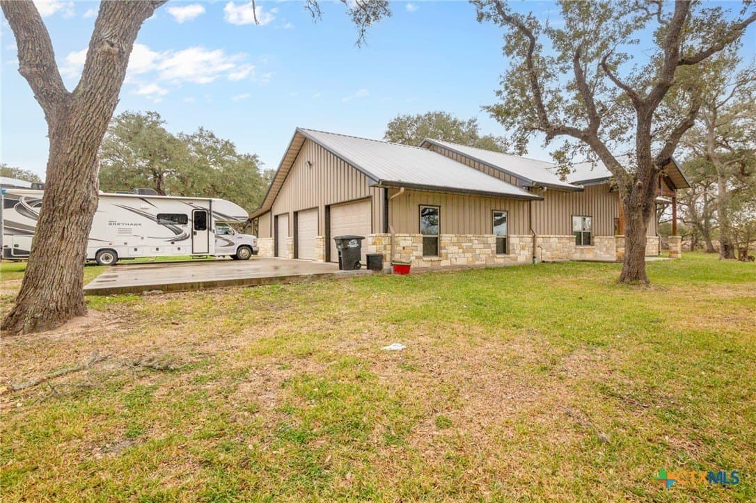 13.73 acres in Victoria County - photo 2