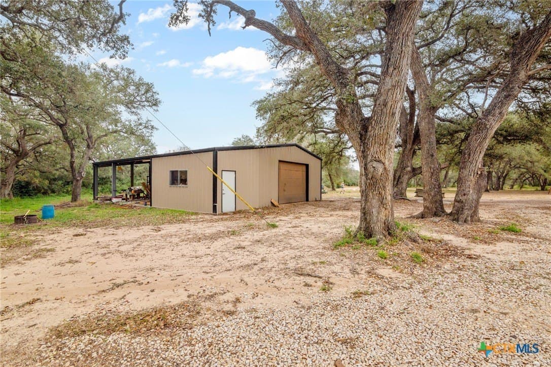13.73 acres in Victoria County - photo 7