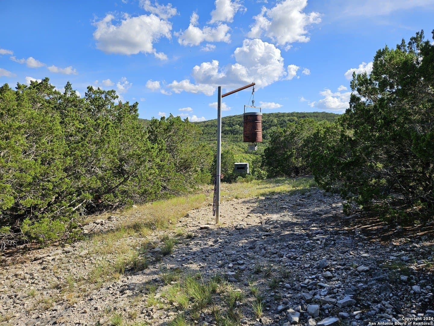 10 acres in Real County - photo 3