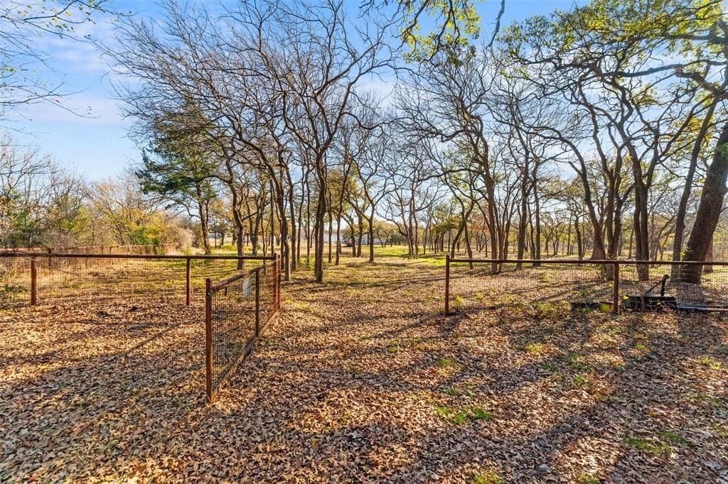 2.04 acres in Tarrant County - photo 2