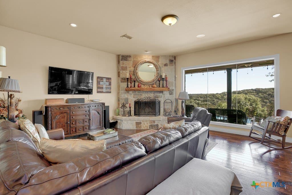 10 acres in Comal County - photo 9