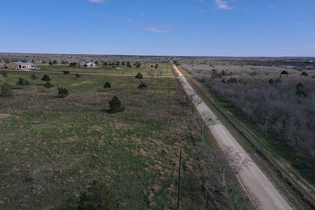 3.7 acres in Gonzales County - photo 3