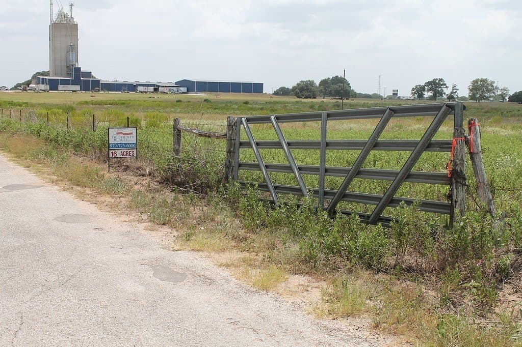 16.32 acres in Colorado County - photo 3