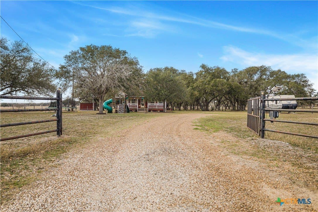 10 acres in Goliad County - photo 33
