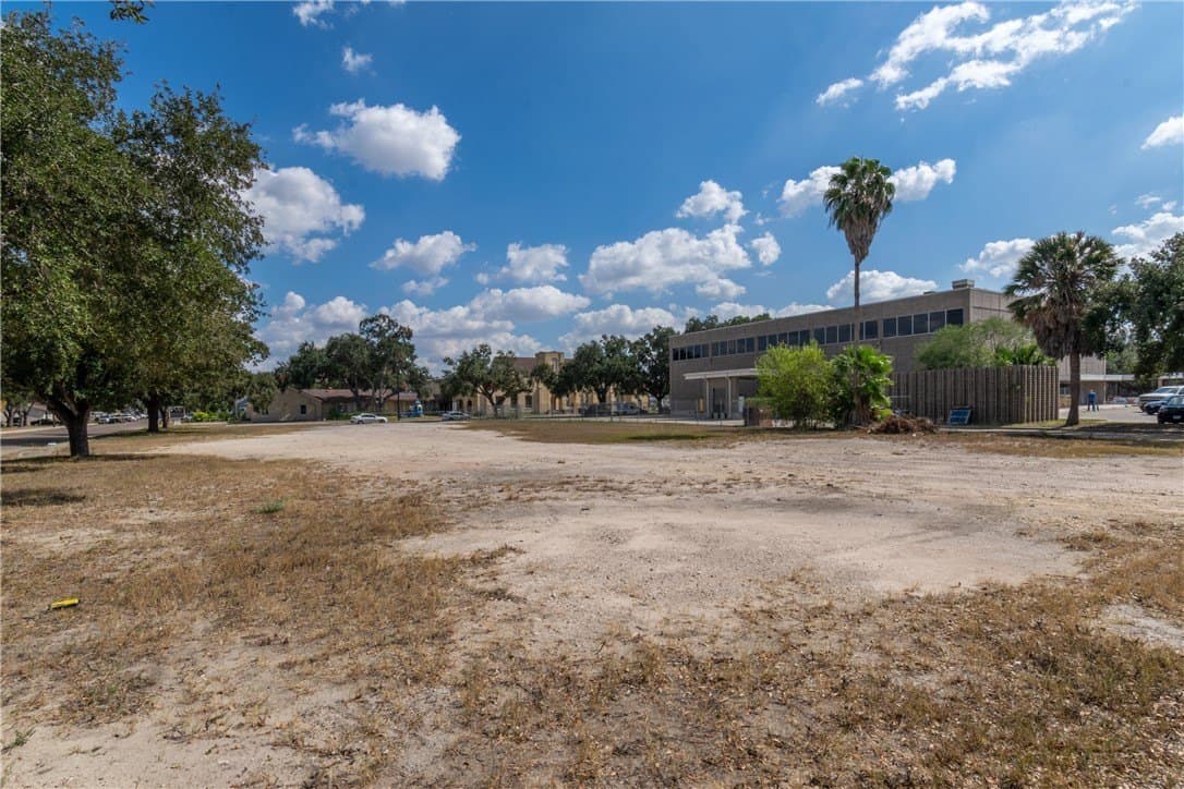 E 3rd Street lot: 1