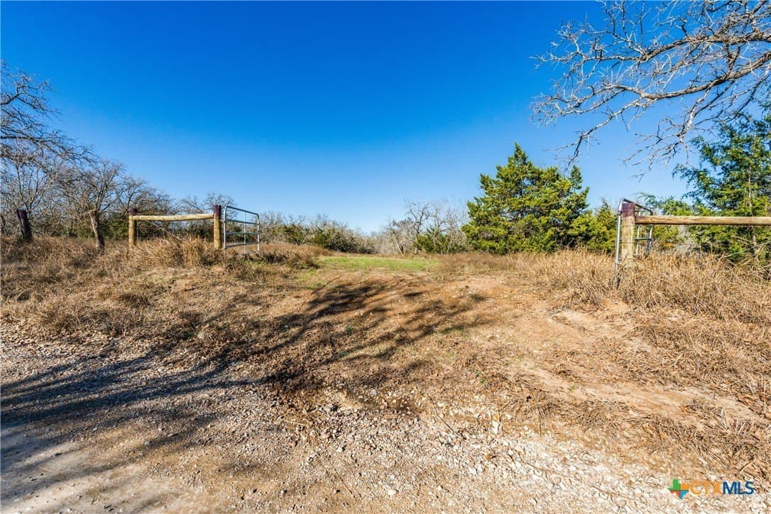 10.1 acres in Gonzales County - photo 2