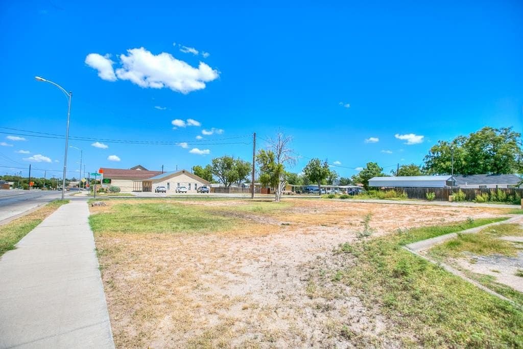 329 W Ave D lot: N70' Of Lot 1 & N70' Of W