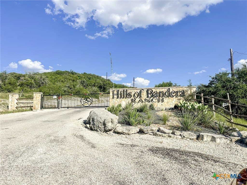 5.69 acres in Bandera County - photo 2