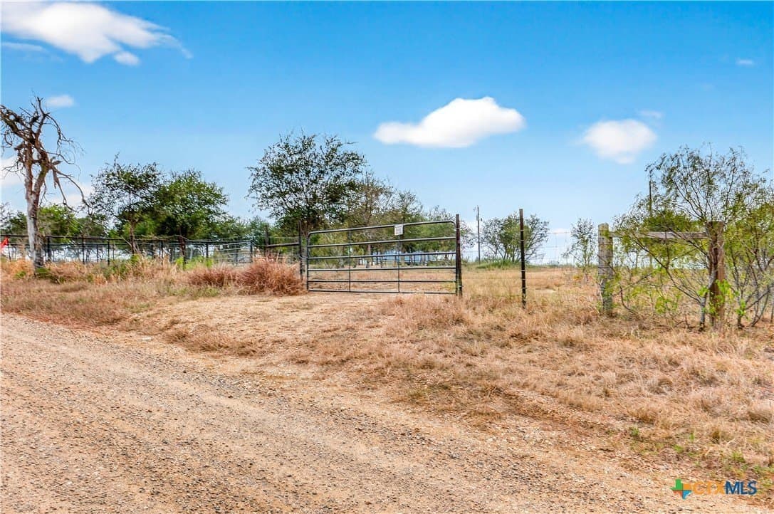 11 acres in Gonzales County - photo 2