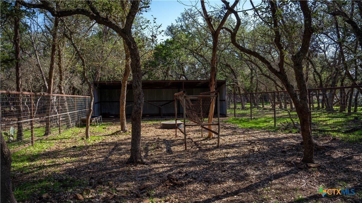 20 acres in Comal County - photo 5