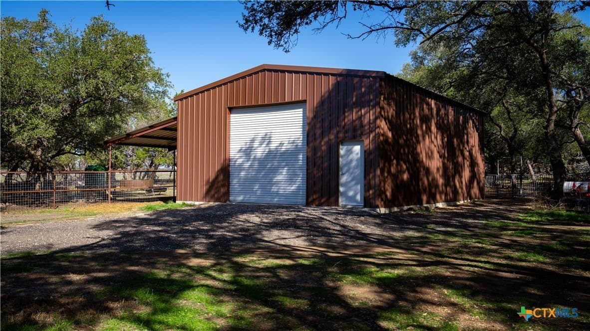 20 acres in Comal County - photo 3