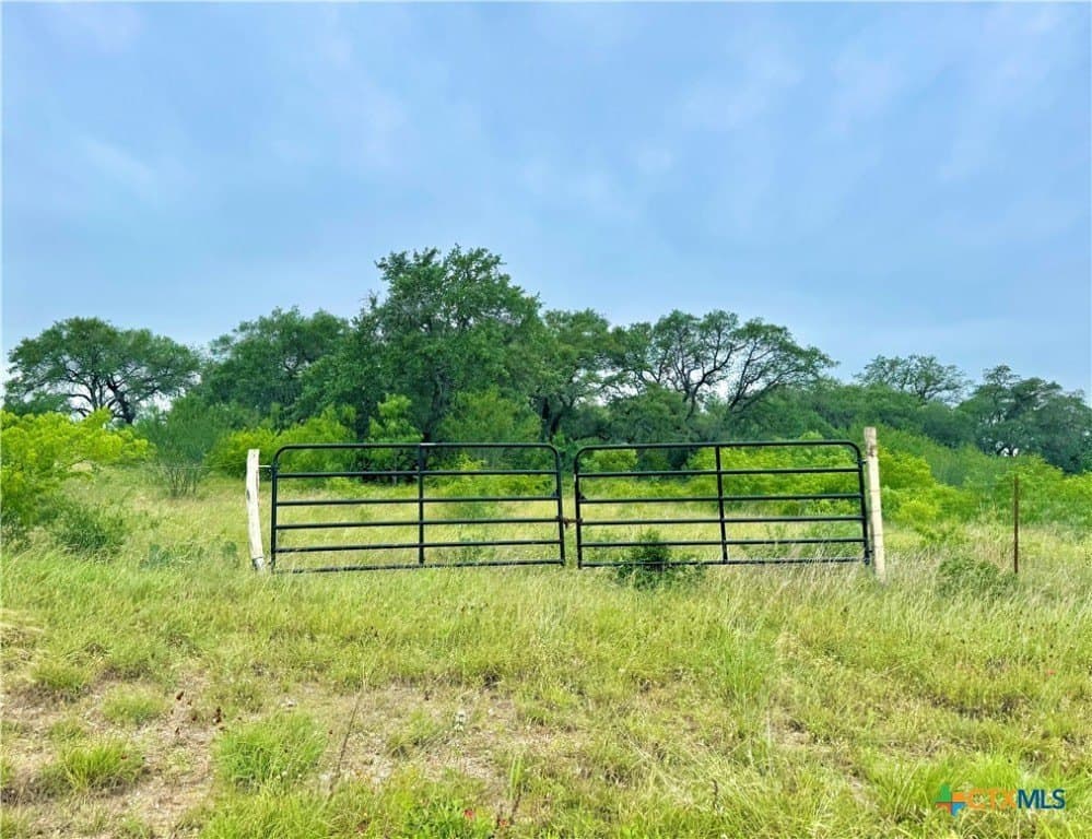 10.35 acres in Gonzales County - photo 2