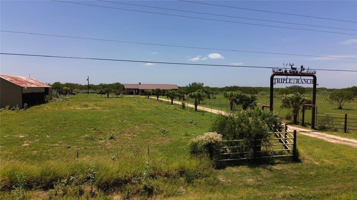 272.38 acres in Brooks County - photo 4