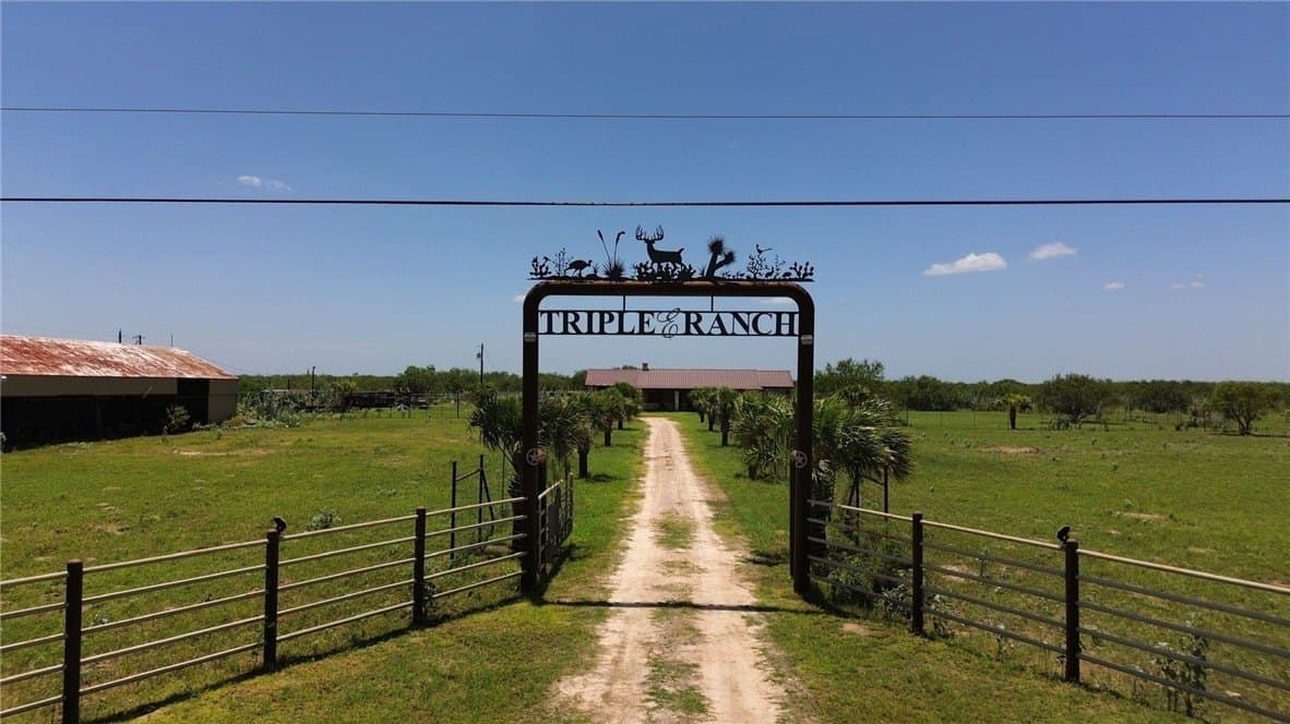 272.38 acres in Brooks County - photo 3