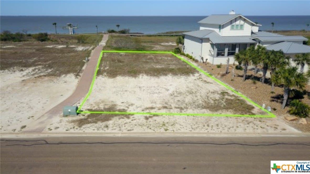 Bay Club Drive lot: 38