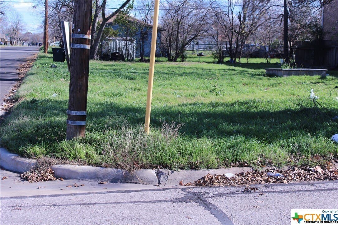 606 Atkinson Avenue lot: 2