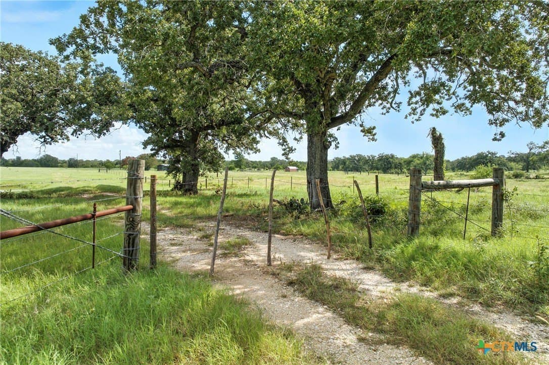 42.33 acres in Gonzales County - photo 4