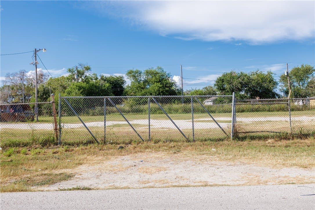 Avenue B W lot: 1