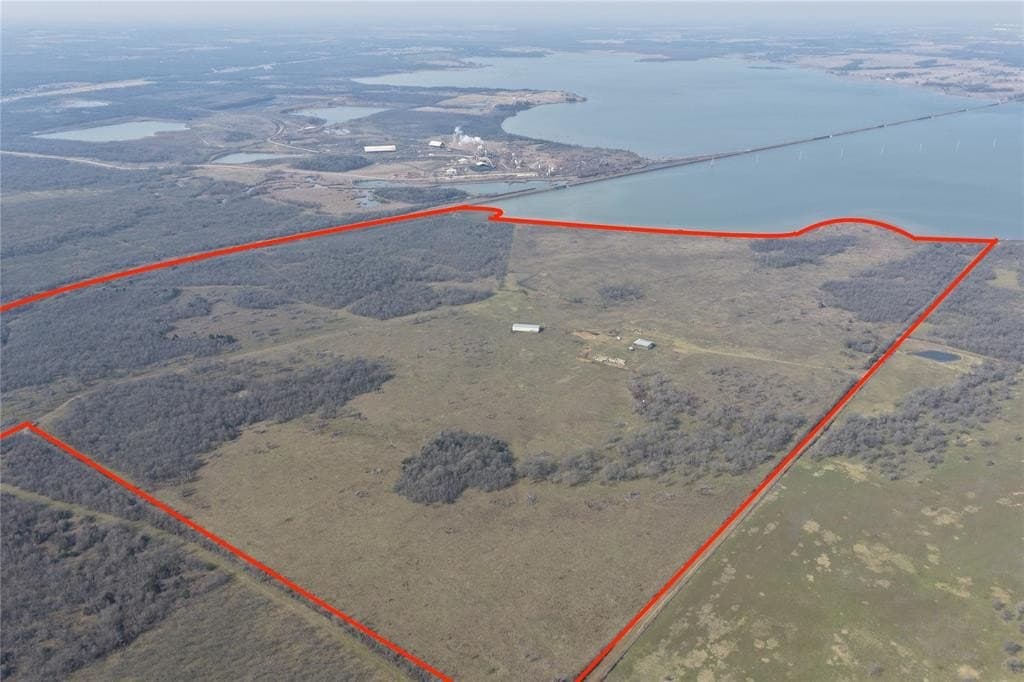 387.59 acres in Navarro County - photo 2