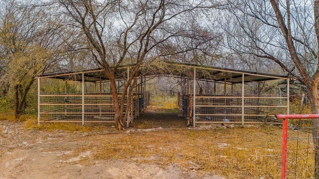 283,575 acres in Maverick County - photo 18