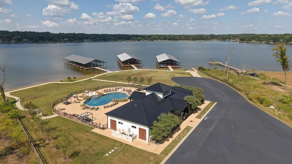 6995 Lakeshore Way