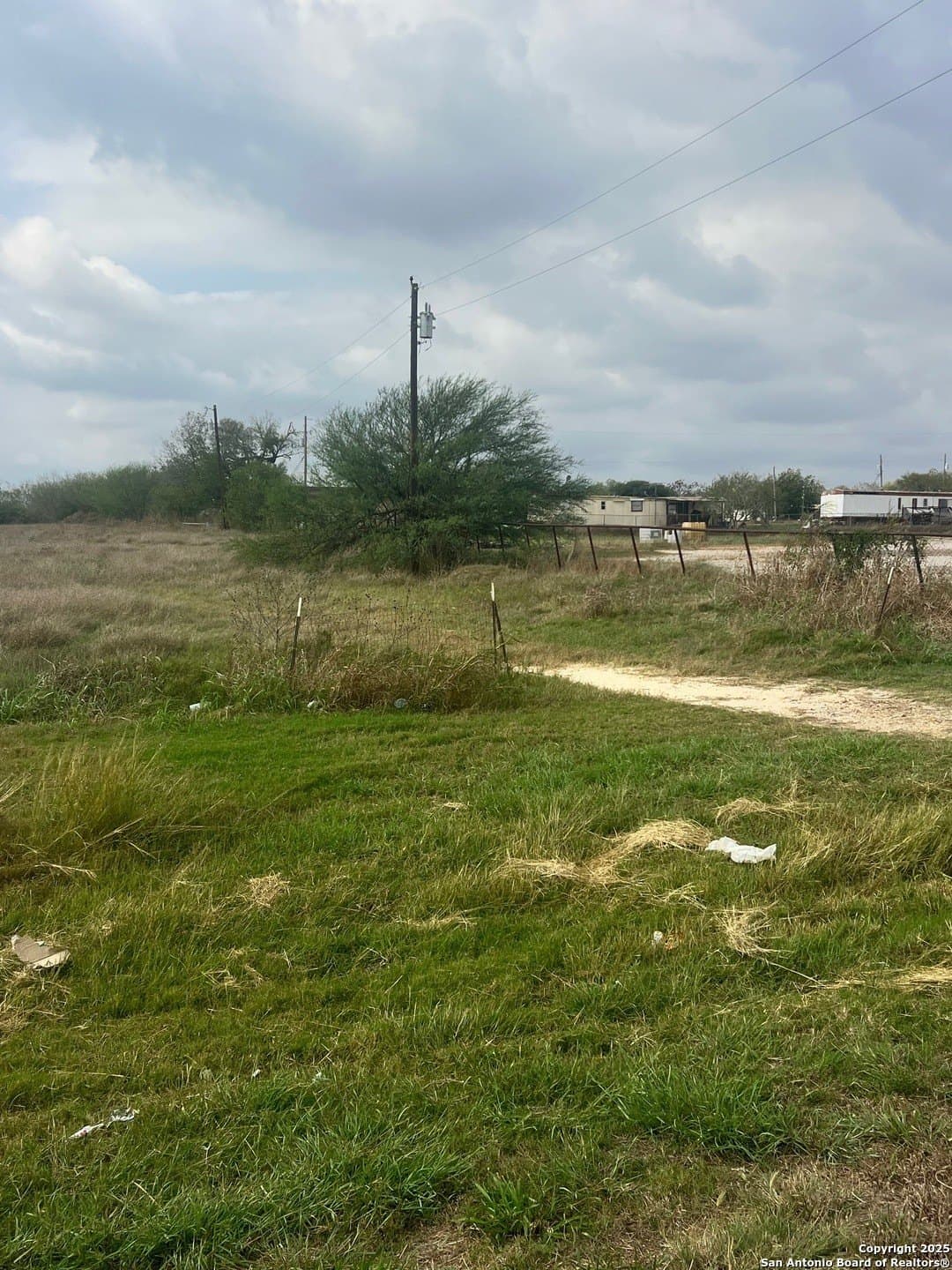 2 acres in Gonzales County - photo 3