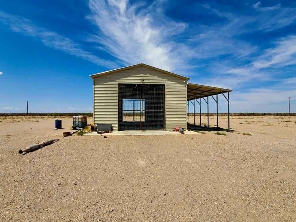 610 acres in Reeves County - photo 3