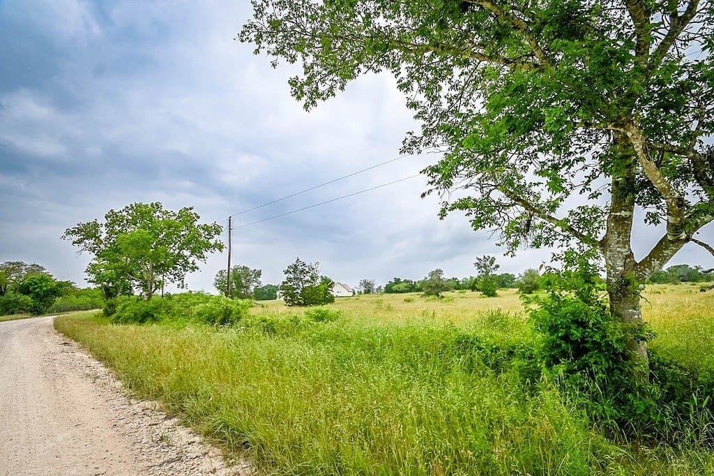 7.84 acres in Gonzales County - photo 4