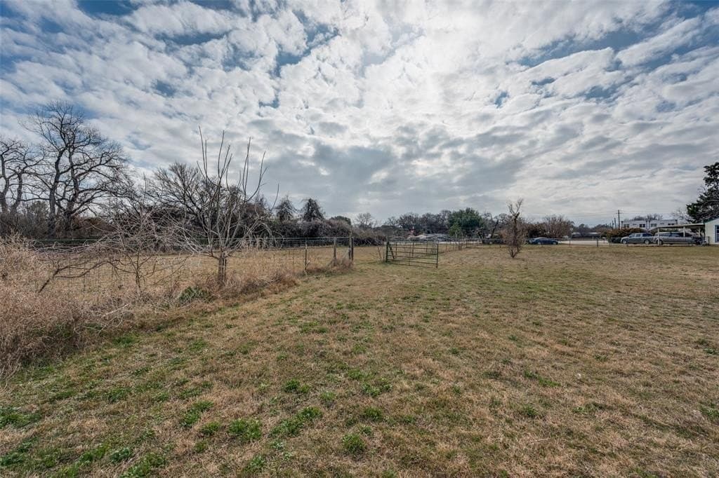 1.5 acres in Tarrant County - photo 6