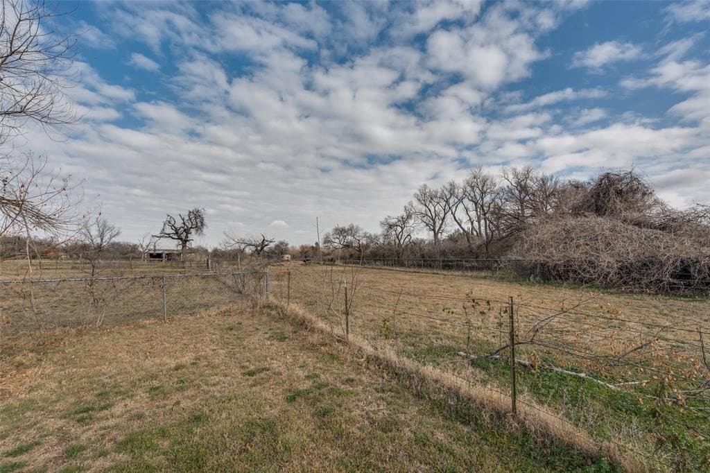 1.5 acres in Tarrant County - photo 5