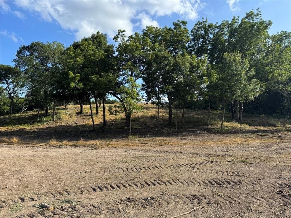 1.8 acres in Ellis County - photo 2