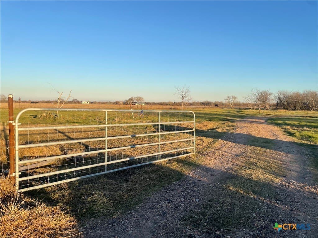 10 acres in Victoria County - photo 2