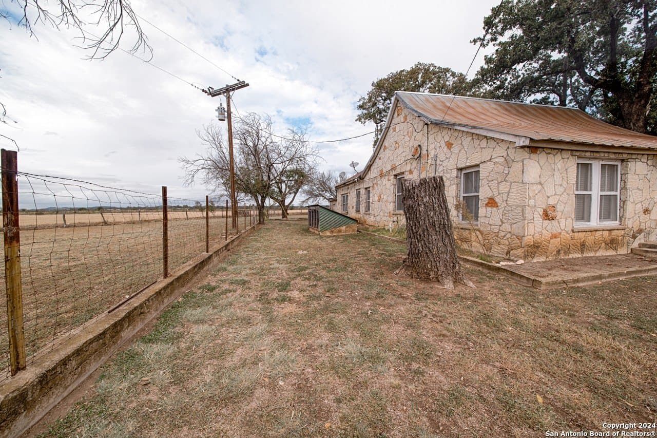 10 acres in Kerr County - photo 5