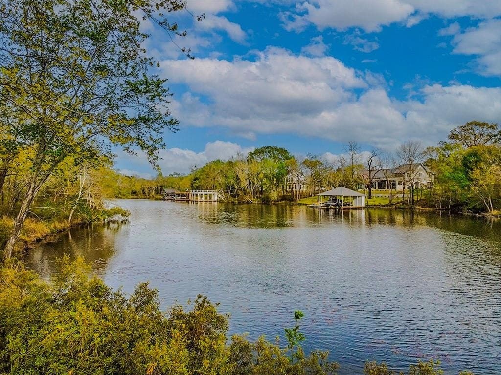 1150 Whispering Oaks Drive