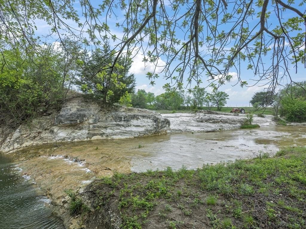 17.92 acres in Ellis County - photo 3