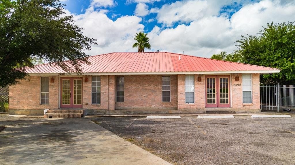 1002 Flores Dr