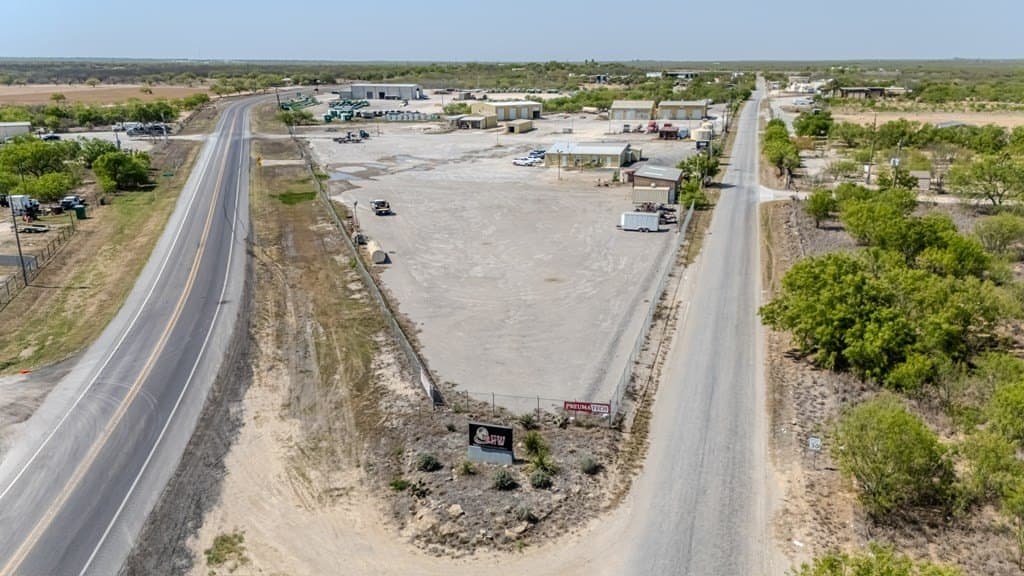 384,112 acres in Dimmit County - photo 4