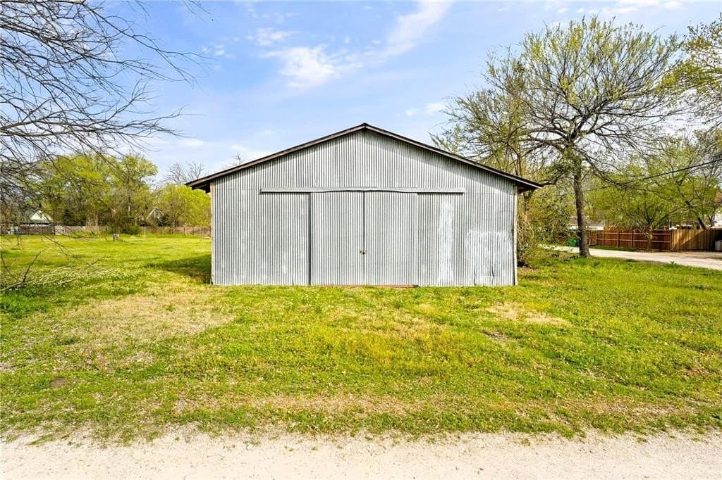 0.37 acres in Ellis County - photo 4