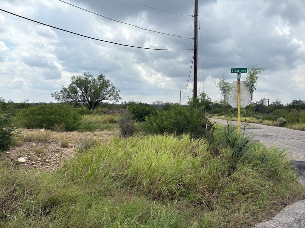 0.6 acres in Maverick County - photo 4