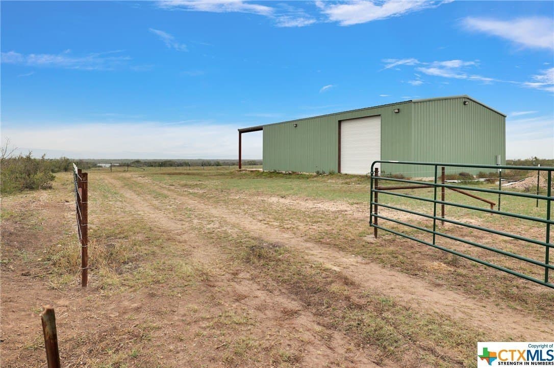 2,735.55 acres in Maverick County - photo 9