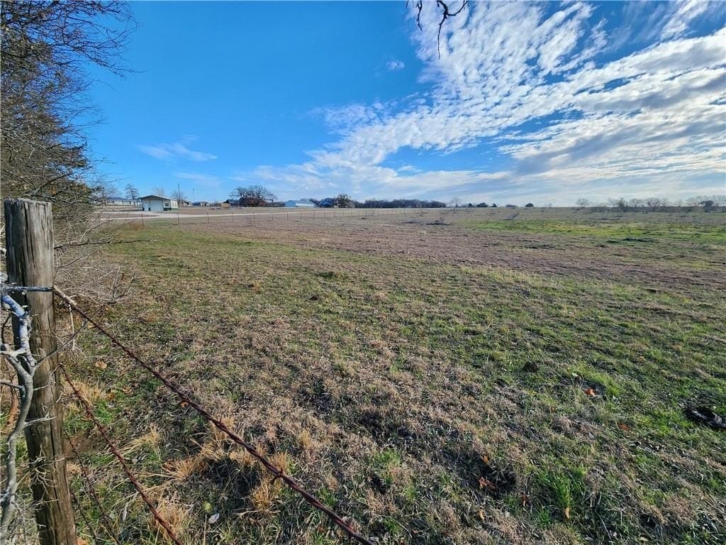 10 acres in McLennan County - photo 3